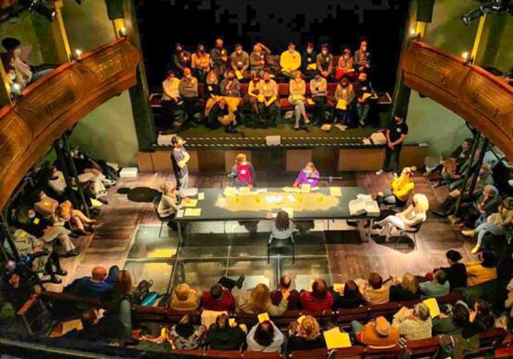 El público forma parte activa del juicio de la obra de teatro de InDubio.