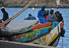 Imagen de un cayuco arribando a La Restinga (El Hierro)