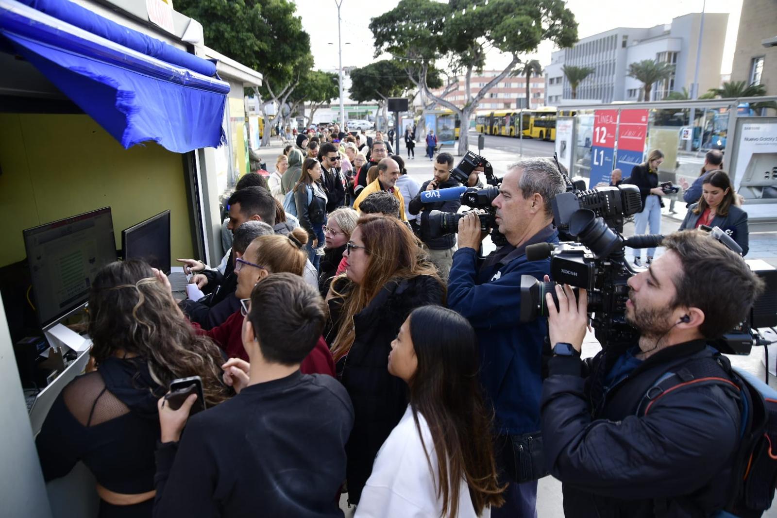 Colas para las entradas de la gala drag, en imágenes