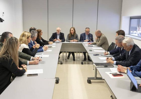 Imagen de una reunión mantenida ayer en Fitur entre el sector y la consejera de Turismo.