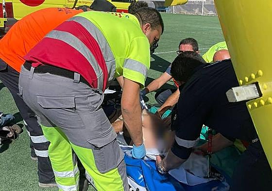 Imagen del momento de la evacuación del herido en Veneguera, Gran Canaria.