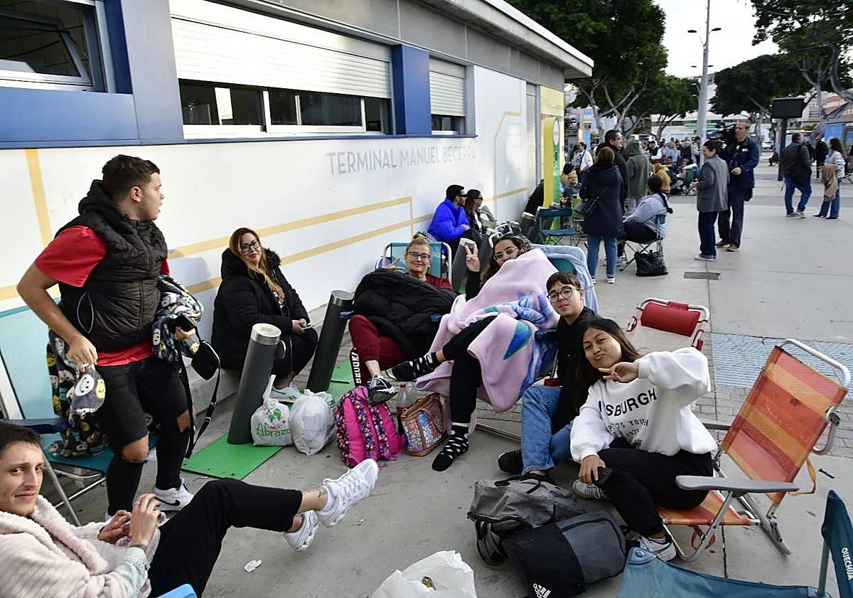 Imagen principal - Distintos momentos de la espera para hacerse con una entrada para la preselección drag.