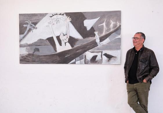 Juan Luis Calero, con su Guernica majorero, en la sede de la asociación cultural Raíz del Pueblo, en La Oliva.