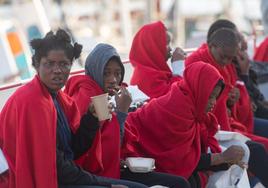 Grupo de inmigrantes rescatados por Salvamento Marítimo en aguas cercanas al archipiélago.