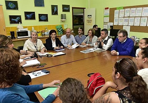 Foto de archivo de la reunión del consejo escolar de un colegio en Gran Canaria.