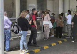 Foto de archivo de familiares de pacientes de Urgencias del Insular esperando en la calle.