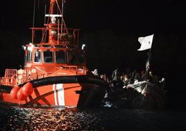 Un cayuco a su llegada al muelle de La Restinga.