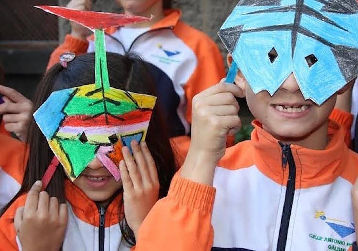 Unos niños durante una de las entregas anteriores del taller.