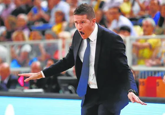 El entrenador del Dreamland Gran Canaria, Jaka Lakovic, da indicaciones durante un lance del partido ante el Real Madrid
