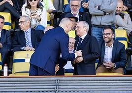 Miguel Ángel Ramírez, el pasado sábado en el palco del Gran Canaria con Florentino Pérez.