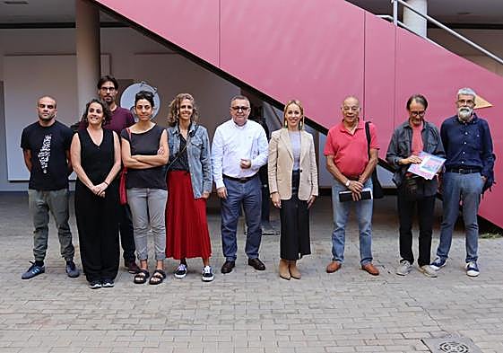 Sergio Morales (sexto de izquierda a derecha) y la consejera Guacimara Medina (a su lado), posan con los artistas participantes en el proyecto, en el centro de Schamann.