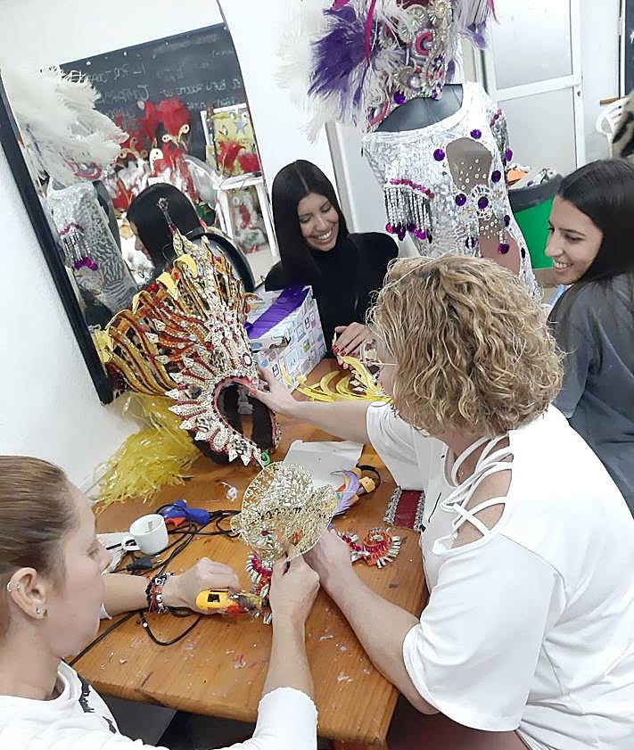 Imagen secundaria 2 - Ensayo y confección de los vestidos. 