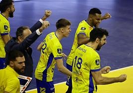 Celebración de los jugadores y técnicos del Guaguas al certificarse el triunfo.