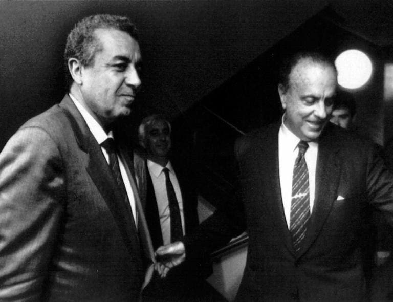 Lorenzo Olarte posa con Manuel Fraga en 1995.
