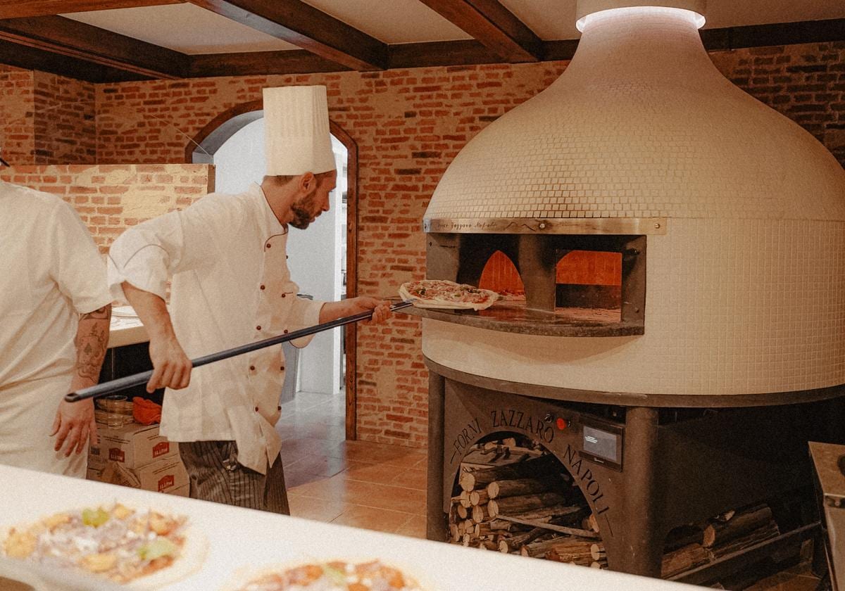 El maestro pizzero, frente al flamante horno de Bella Ciao.