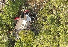 Imagen del vehículo siniestrado en el fondo del barranco de Chinamada.