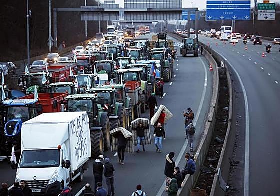Los agricultores franceses, los más activos durante la crisis agraria, bloquean una carretera cerca de París.