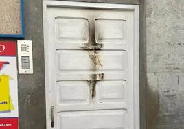 Una de las puertas de acceso al CEIP Tauro, en Las Palmas de Gran Canaria, que han intentado quemar.