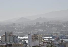 Imagen de archivo de la capital grancanaria envuelta en calima.