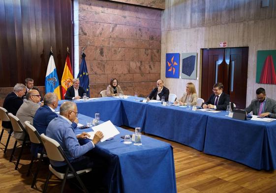 Imagen de la reunión de Clavijo con los grupos parlamentarios.