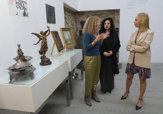 De izquierda a derecha, Alicia Bolaños, Victoria Galván y Guacimara Medina, junto a algunas de las piezas adquiridas.