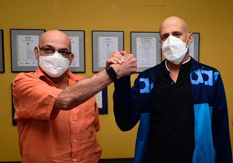 Antonio Guedes (izqda.) y Pablo Santana (dcha.) este miércoles en el hospital Doctor Negrín.