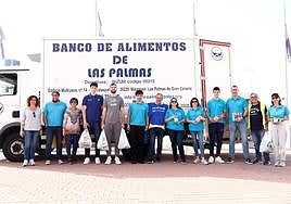 Jugadores y voluntarios de CaixaBank y del Banco de Alimentos de Las Palmas durante la recogida de alimentos en el partido ante el Real Madrid.