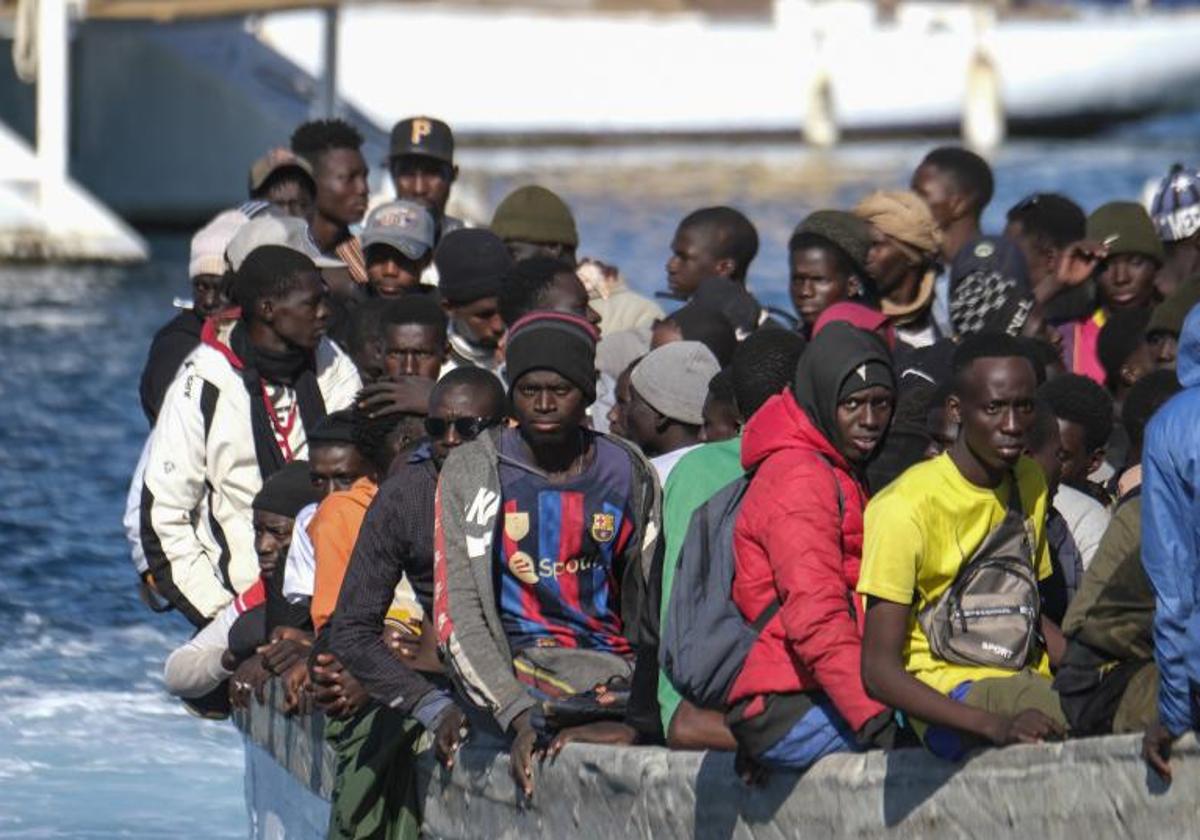 Salvamento rescata a 59 inmigrantes en un cayuco al sur de Gran Canaria