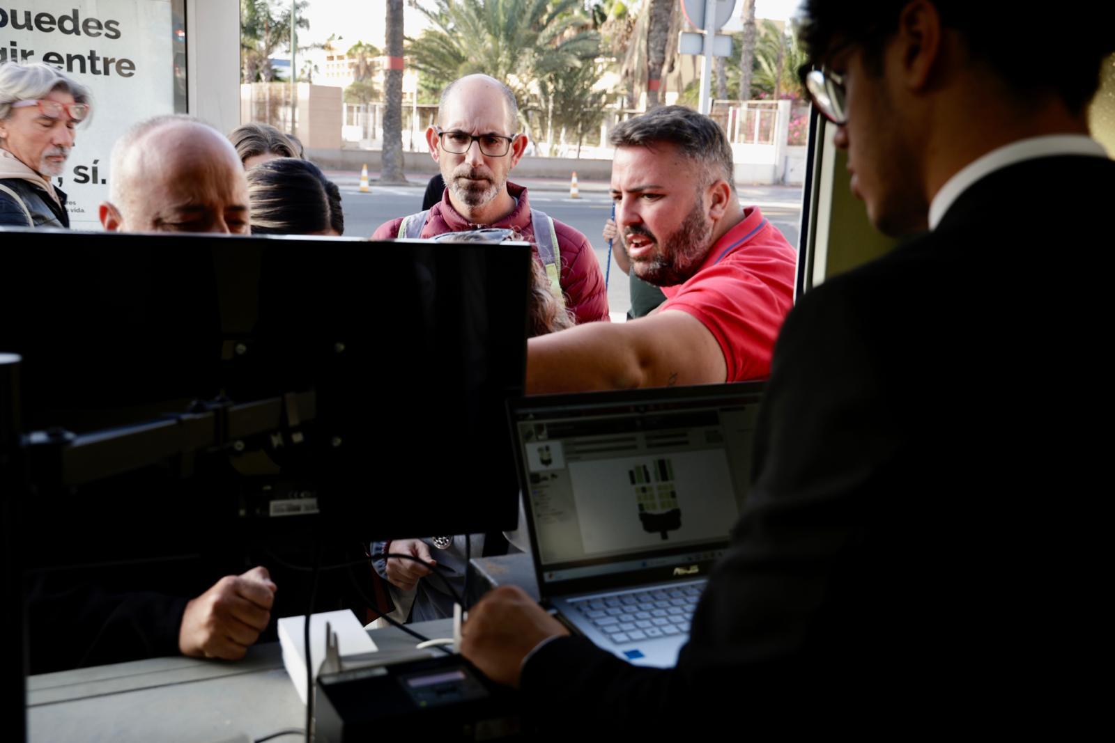 Imágenes de las colas para conseguir entradas de la gala de la reina