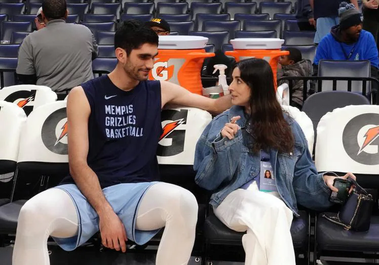 El jugador de los Memphis Grizzlies Santi Aldama pasa tiempo con su novia Pilar Barquin antes de la primera mitad del juego contra los Cleveland Cavaliers en el FedEx Forum hoy, en Memphis, Tennessee (EE. UU)
