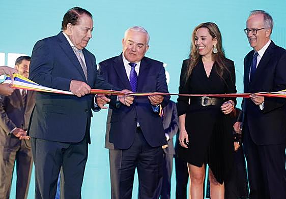 Corte de cinta para el estreno del Hotel Barceló Playa Blanca.