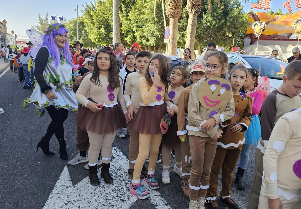 Imagen principal - Escolares salidos de los cuentos en el desfile de Antigua