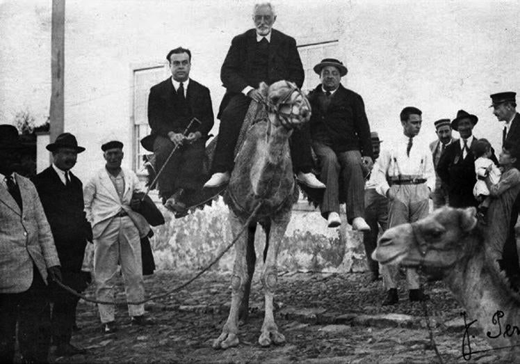 A camello, Unamuno, Ramón Castañeyra y Rodrigo Soriano, compañero de confinamiento, en Puerto de Cabras en 1924.