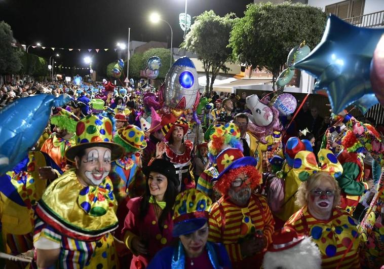 Diversos momentos del desfile inaugural del carnaval de Agüimes, con sus particulares carrozas.