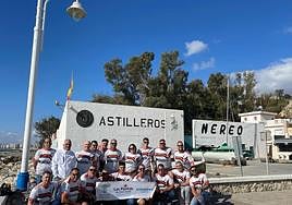 Imagen del acto de confraternización con la tripulación del Spar Guerra del Río como protagonista.