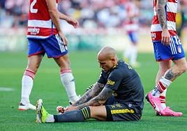 Sandro Ramírez se lamenta tras fallar una ocasión frente al Granada.