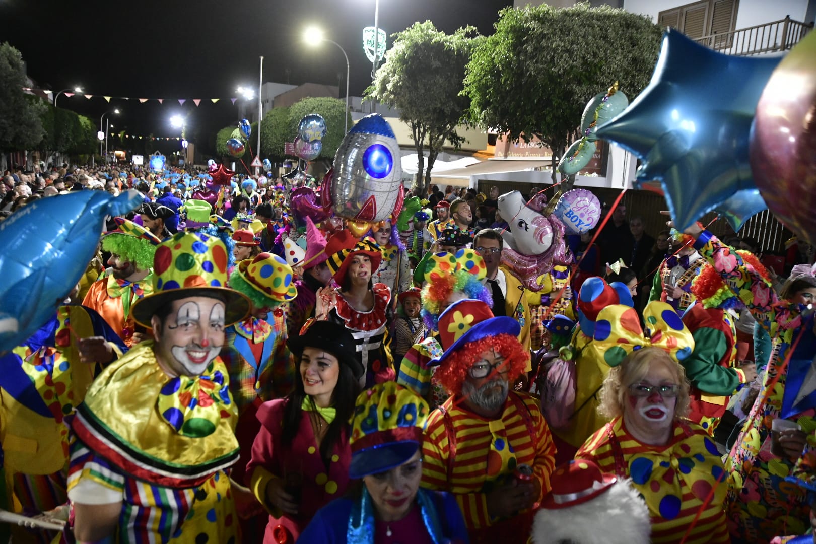 El colorido carnaval inunda Agüimes