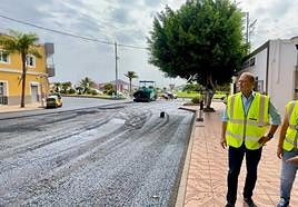 Augusto Hidalgo durante una visita a trabajos de asfaltado en el Cruce de Arinaga.