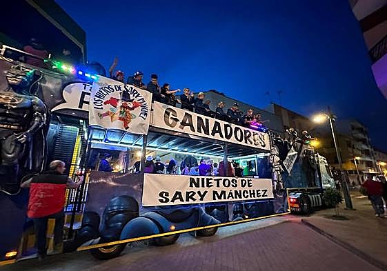 Imagen de Los Nietos de SaryManchez, ganadores del concurso de murgas del carnaval de Las Palmas de Gran Canaria, en carroza por las calles de Telde.