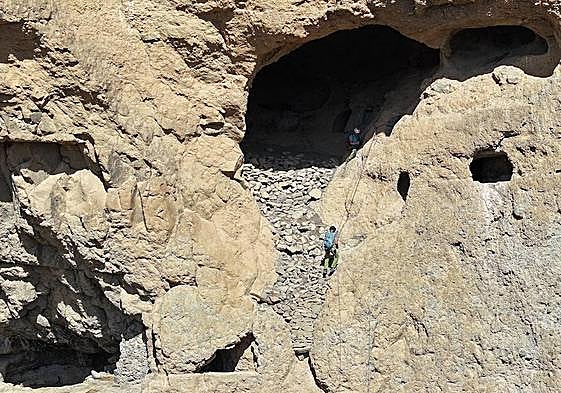 Dos técnicos durante las labores de intervención en la Mesa de Acusa.