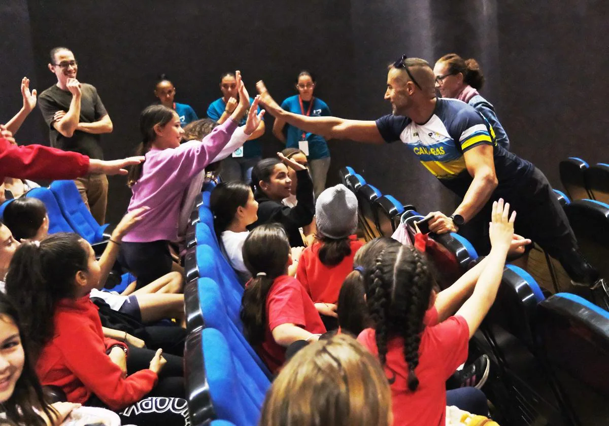 Las alumnas y los alumnos de varios centros de Fuerteventura saludan al deportista lanzaroteño Lionel Morales.