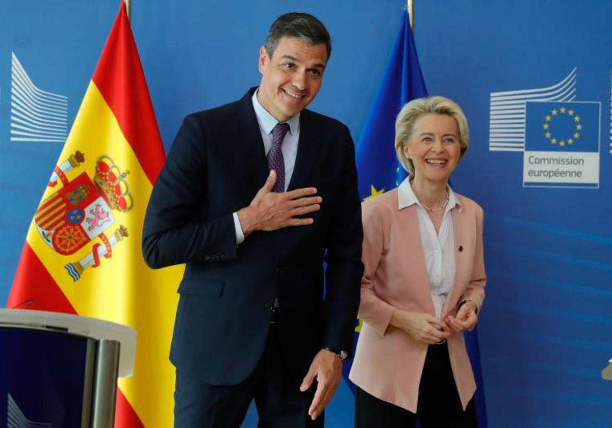 El presidente del Gobierno, Pedro Sánchez, junto con la presidenta de la Comisión Europea, Ursula von der Leyen, en una imagen de archivo.