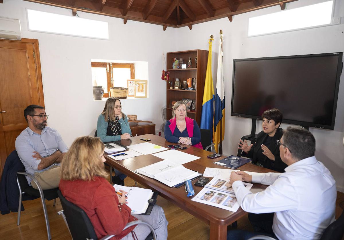 Imagen de la reunión de ayer entre Minerva Alonso y Francisco Atta.