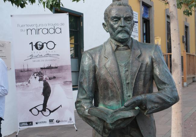 Escultura del escritor y cartel del centenario que lleva por lema: Fuerteventura a través de su mirada.