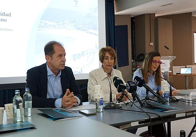 El viceconsejero de Turismo José Sanabria, Onalia Bueno y Carmen Gloria Rodríguez.