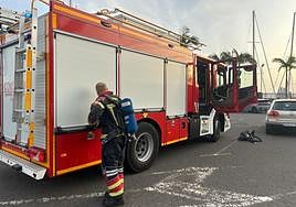 Imagen de los bomberos en el puerto deportivo de Puerto Calero.