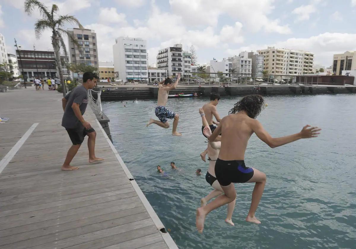 Bañistas en Arrecife.