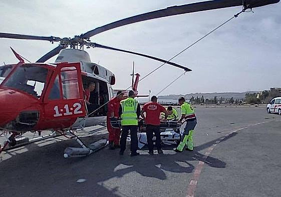 Imagen del herlicóptero en el traslado de la afectada.