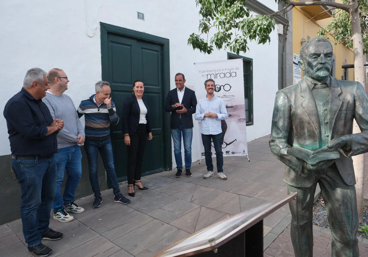 Presentación del centenario del confinamiento de Unamuno a las puertas de la casa museo, ya cerrada.