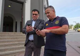 El consejero regional de Emergencias, Manuel Miranda, y Fran Torres, jefe de Emergencias y Seguridad del Cabildo de Fuerteventura, consultan sus móviles en espera de la alerta de este viernes.